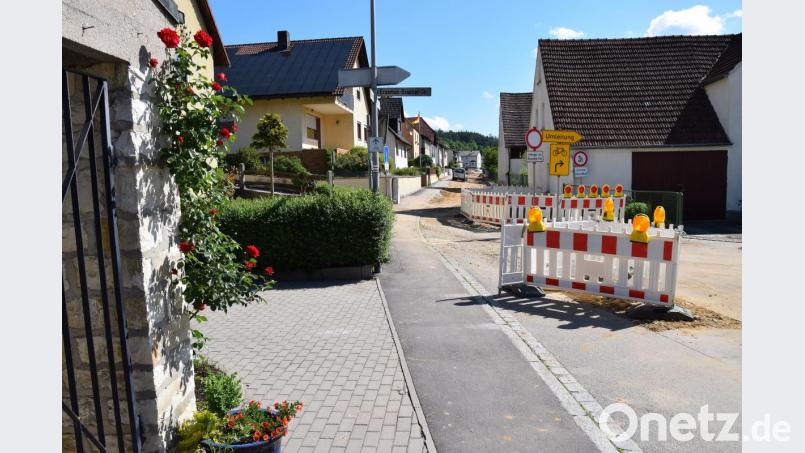 Auf der Baustelle läuft&#039;s gut. Da danke ich den Anliegern in der Harschhofer Strasse, dass sie den Komplettausbau so aufgeschlossen gegenüberstehen&quot;, meinte Bürgermeister Peter Braun in der Haushaltssitzung. Der Gesamtausbau kommt auf 2,3 Millionen Euro. Bild: bö