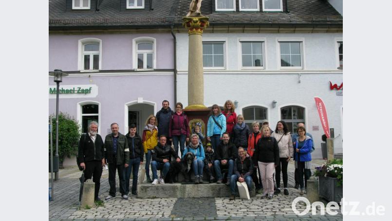 An der Sebastianssäule versammeln sich die Mitarbeiter der Bayerischen Justizakademie Pegnitz mit Hans Rösch (links) zu einem Erinnerungsfoto. Bild: jzk
