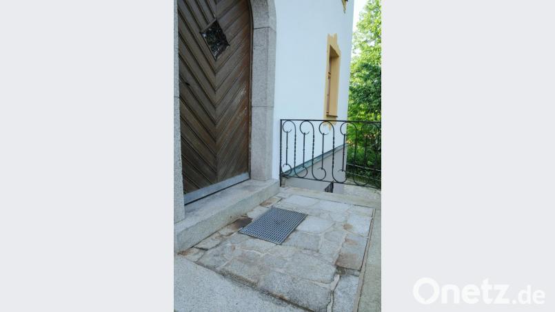 Die Bodenplatte vor dem Eingang zum Kloster ist brüchig und wasserdurchlässig. Deshalb soll eine durchgehende Platte eingesetzt werden. Bild: bey