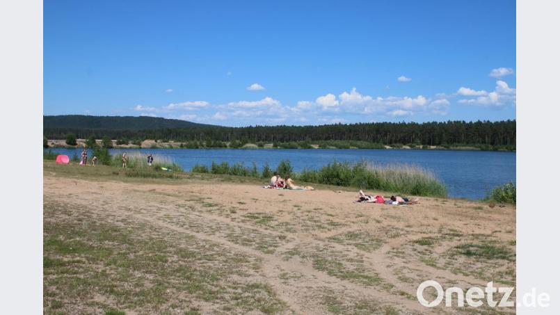 Die Badesaison am Freizeitsee Dießfurt hat begonnen. Parallel laufen Gespräche über die zukünftige Nutzung des Kiesabbaugebiets. Bild: sne
