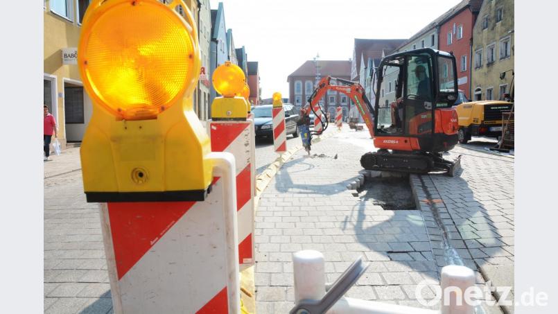 In dieser Wochen ist der Stadtplatz halbseitig gesperrt, in den Ferien kommt hier gar kein Auto durch und anschließend müssen Anlieger und Verkehrsteilnehmer voraussichtlich noch eine Woche mit der Baustelle und Ampelregelung leben. Bild: Gabi Schönberger