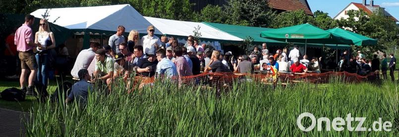 Prost auf die Gemütlichkeit, die gab es beim Familien- und Vatertagsfest bei der DJK und für den Hunger war das Angebot auch außerordentlich umfangreich und vielfältig. Bild bei Essensausausgabe am Mittag. Blick auf die Außenanlage. Bild: zer
