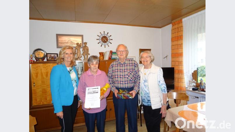 Die geehrten Gäste mit zweiter Bürgermeisterin Andrea Lang und mit Quartiergeberin Resi Pflaum. Bild: tu