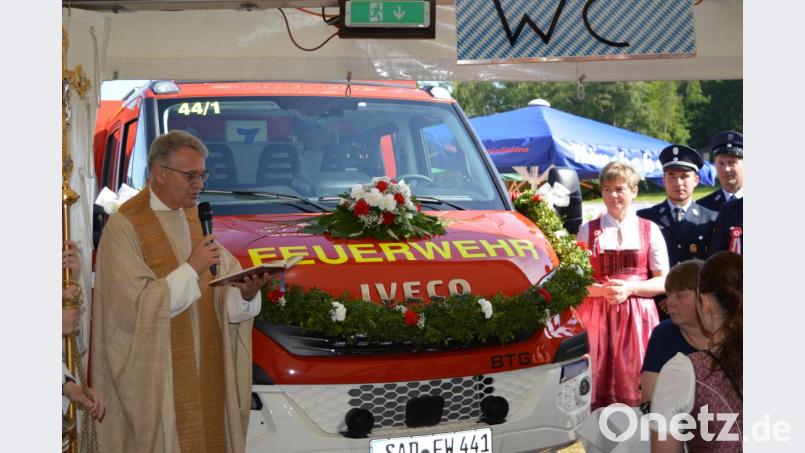 Stolz dürfen die Kameraden der Feuerwehr Schneeberg auf ihr neues Einsatzfahrzeug sein. Beim Festgottesdienst erteilte ihm Prior Matthias den kirchlichen Segen. Bild: bej