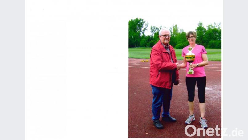 Martin Bäumler übergibt den Pokal an Andrea Schieder. Bild: mbm