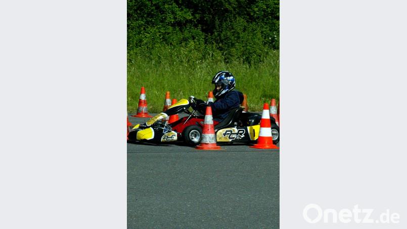 Die Kartsportler kurven Runde um Runde um die Pylonen. Bild: R. Kreuzer