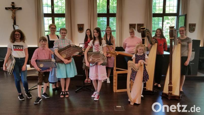 Die Lehrerinnen Regina Frank (Dritte von links ) und Franziska Knott (Dritte von rechts) waren stolz auf ihre Schüler. Bild: exb
