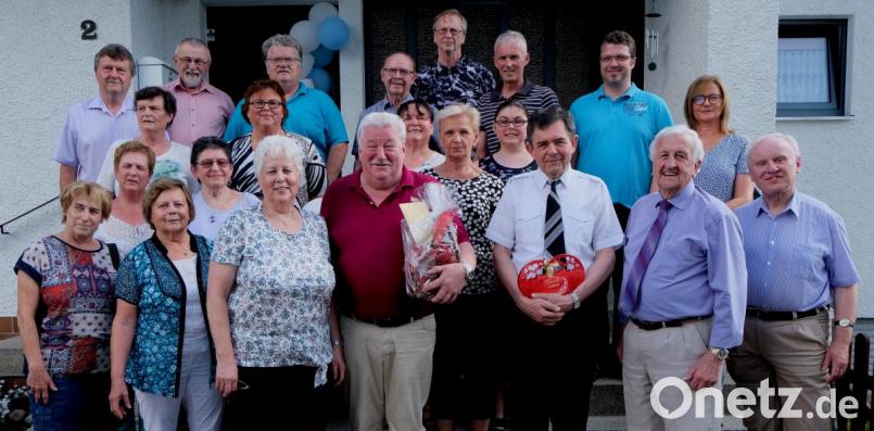 "Ihr habt mir eine riesige Freude bereitet", mit diesen Worten dankt Jubilar Hans Fröhlich dem katholische Kirchenchor unter Leitung von Harald Bäumler für das Geburtstagsständchen zum 70. Geburtstag. Bild: le
