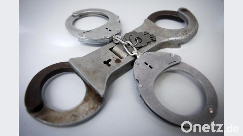 ARCHIV - Ein Paar neue (oben) und ein Paar alte Handschellen liegen am 20.06.2012 in der Zentralstelle für Polizeitechnik (ZPT) in Mainz auf einem Tisch. Handschellen, Pistole, Schlagstock, Schutzweste: Ein Polizist im Einsatz trägt meist mehrere Kilo Ausrüstung mit sich. Um Tests und Auswahl kümmert sich die Zentralstelle für Polizeitechnik in Mainz. Foto: Fredrik von Erichsen dpa/lrs (zu lrs-KORR.: «Gut gerüstet: Zentralstelle stattet Polizei aus» vom 30.07.2012) +++(c) dpa - Bildfunk+++ Bild: Fredrik Von Erichsen/dpa