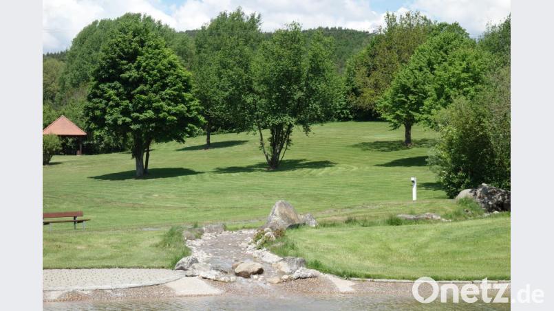 Reines, kristallklares Trinkwasser speist über einen künstlich angelegten Bachlauf auch den Badesee der Freizeitanlage &quot;Bäckeröd&quot;. Für die Quellen und Tiefbrunnen in den Sulzberghängen (im Hintergrund) beauftragt der Marktrat umfangreiche Sanierungsmaßnahmen. Bild: fjo