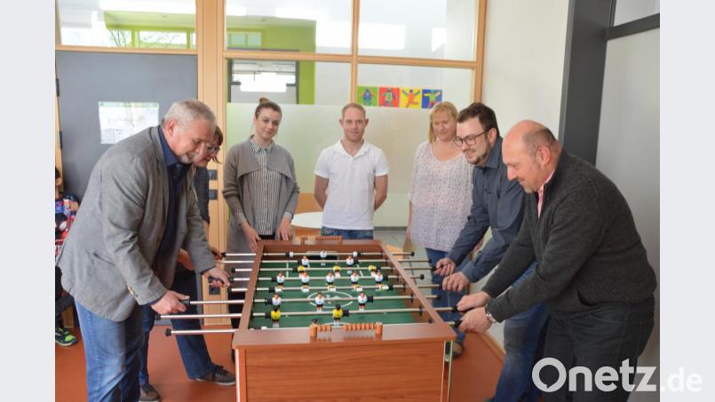 JU-Vorsitzender Julian Kraus und Stellvertreter Andreas Helgert (Zweiter und Vierter von rechts) übergeben einen Kicker im Wert von knapp 500 Euro. Bild: bk