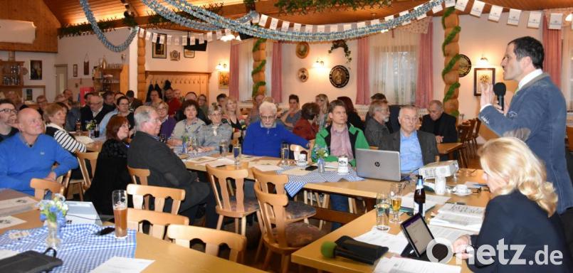 Albert Rupprecht fordert im Weidener Postkellersaal die Verlegung des Süd-Ost-Links in den Grünstreifen neben die A93. Bild: Beate-Josefine Luber