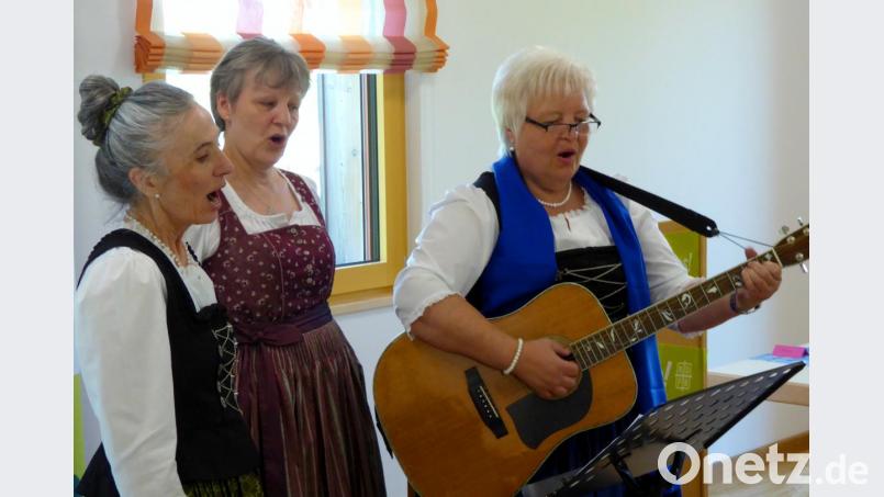 Das „Trio Z’amm-g’stimmt“ (von links) Resi Lorenz, Ulrike Schwab und Rita Gleißner sorgt für musikalische Unterhaltung. Bild: fsb
