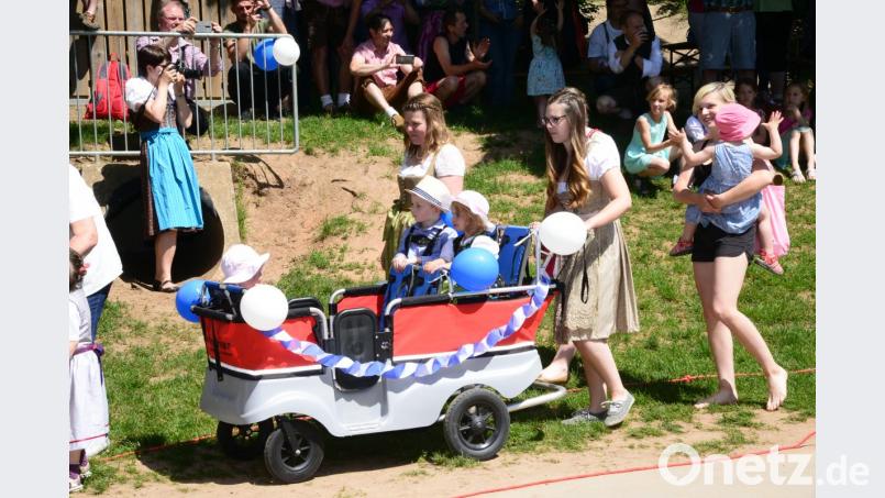 Die Fahrt im &quot;Cabriolet&quot; können nur wenige Kinder genießen. Bild: bey