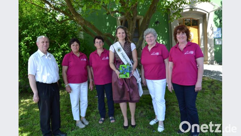 Das Holunderfest des Frauenbunds ist super gelaufen. Die vier Vorsitzenden freuten sich über den Besuch der hübschen Holunderkönigin aus Floß wie auch Geistlicher Beirat Pfarrer Josef Most. Vorsitzende Angela Striegl (Zweite von rechts) überreichte ihr als Dankeschön und zur Erinnerung ein Moosbacher Kochbuch. Bild: gi