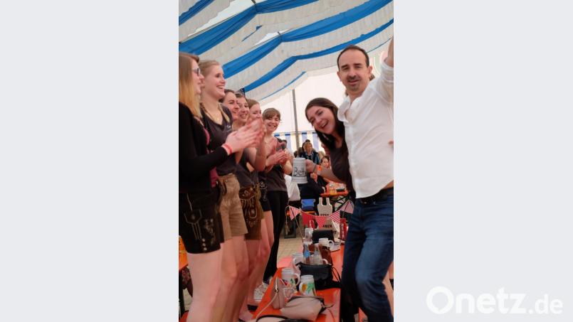 Wenn der Sänger der &quot;Bayern-3-Band&quot; mit den Etzenrichter Festdamen auf die Bank springt, dann ist die Stimmung am Höhepunkt. Bild: wlr