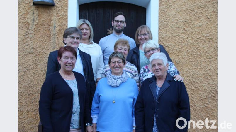 Das neue Führungsteam des Katholischen Frauenbunds Poppenricht mit (oben, von links) stellvertretende Bezirksleiterin Kerstin Aufschneider und Pfarrer Dominik Mitterer sowie Annemarie Köhler. Zweite Reihe (von links): Theresia Schmid-Hopfenzitz, Maria Demel und Alexandra März; unten (von links): Christine Weiß, Margit Otto und Gertrud Neiswirth. Bild: kmo