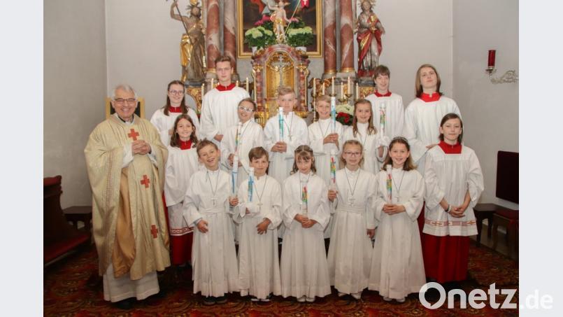 Die Erstkommunionkinder von Wurz und Püchersreuth mit Pfarrer Manfred Wundlechner (links). Bild: trj