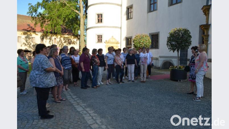 Bezirksvorsitzende Martha Bauer (rechts) hieß die Frauen mit Gästeführerin Angela Bodensteiner (Zweite von rechts) im Schlosshof willkommen. Es ging aber nicht nur um Wissenswertes zur Geschichte des Pfalzgrafenschlosses sondern um die Kampagne &quot;Maria 2.0&quot;, die sie den Vorstandschaften in den Zweigvereinen ans Herz legte. Bild: dob