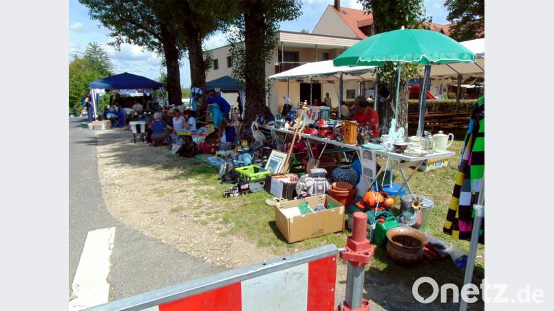 Das Wetter passt, und so breiten die Flohmarktanbieter ihre Waren in der Glückaufstraße aus. Bild: fnk