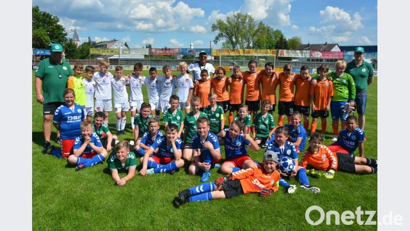 Der Nachwuchs des 1. FC Nürnberg (links, weiße Trikots), der FK Cheb (orange Trikots) und im Vordergrund die beiden Mannschaften des SV Mitterteich mit SV-Jugendleiter Markus Rosner (rechts) sowie Schiedsrichter Hans „John“ Rüth (Mitte). Bild: jr