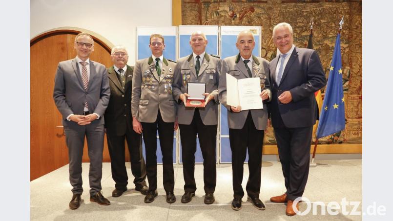 Verleihung der Sportplakette des Bundespräsidenten in Schweinfurt, von links Bürgermeister Bernd Sommer, Erster Landesschützenmeister Wolfgang Kink, Christian Koch, Alfred Koch, Bernhard Prüfer und Innenminister Joachim Herrmann. Bild: Giulia Iannicelli/stmi
