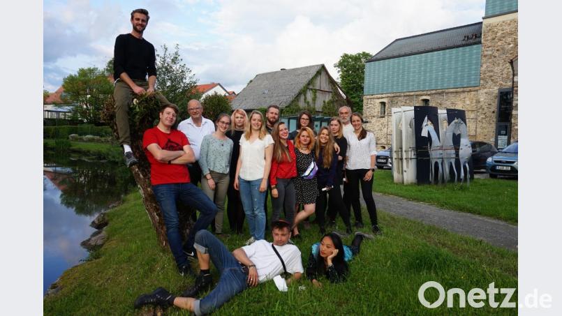 Das Land-Art Team von Grenzen:Bilder (von links): Stephan Schreiner, Maurice Wirtz, Professor Karl-Heinz Einberger, Theresa Walther, Lenka Drevjaná, Sophie Duthiné, Vít Dvorík, Barbora Pánková, Magda Bene šová, Barobora Lišková, Katerina Hronová, Veronika Libanská, Professor Aleš Hnízdil, Anna Veselá sowie (liegend) Peter Oberloher und Hsu Yi-Ting. Es fehlt Jonathan Pielmeier, der schon früher abreisen musste.	Bild: eib Bild: eib