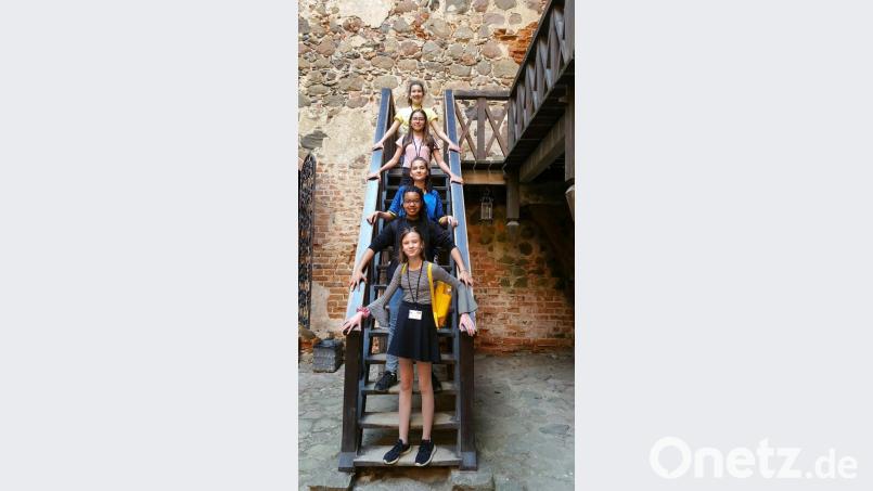 Von oben nach unten: Maria Lerich, Anna Lisa Lerich, Katharina Filimonov, Mabel Kigadye, Ida Hanft. Das Foto wurde in der Burg von Trakai aufgenommen. Bild: Madlen Raub/exb