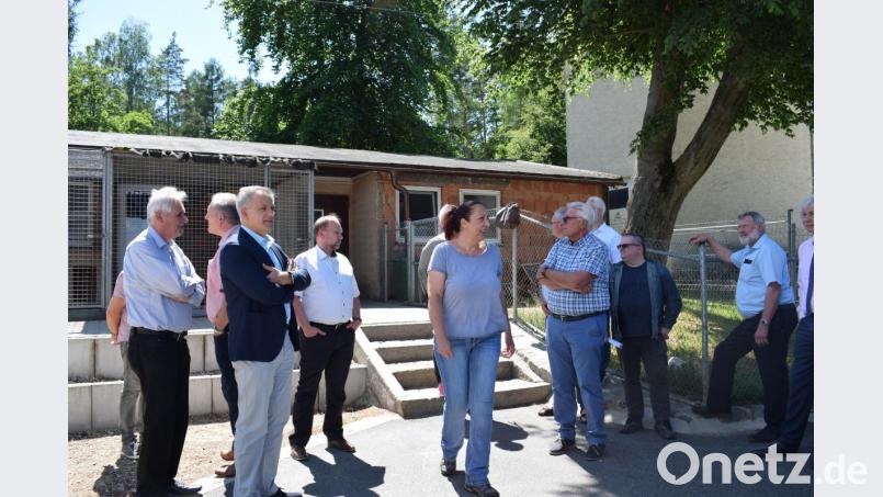 Die Bürgermeister des Landkreises Tirschenreuth besichtigen mit Landrat Wolfgang Lippert vor der Gemeindetag-Sitzung das Tierheim in Tirschenreuth. Leiterin Daniela Riedl (Mitte) weist auf viele Missstände hin. Bild: szl