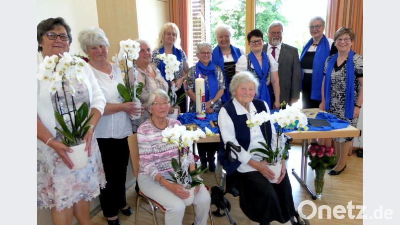 Ehrung langjähriger Vorsitzender: (von links) Maria Lehnert, Resi Friedl, Christa Frimberger, Betty Stangl und Katharina Schwab; hinten Mitte mit blauen Tüchern das Vorstandsteam mit Pfarrer Arnold Pirner, Diözesanvorsitzender Karin Schlecht und Bezirksvorsitzender Margit Konze (ganz rechts) Bild: fsb