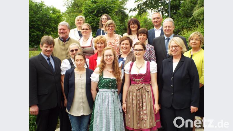 Die erfolgreichen Studierenden zusammen mit Schulleiterin Ursula Hackl (vorne rechts), dem Leiter des Amtes für Ernährung, Landwirtschaft und Forsten, Wolfhard-Rüdiger Wicht (zweite Reihe, links), Landrat Richard Reisinger (Dritter von rechts) und Landtagsabgeordnetem Harald Schwartz (links dahinter). Bild: e