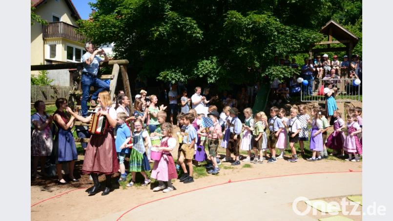 Mit Kinderhausleiterin Jutta Kellner-Schreml ziehen die Kinder unter den Klängen von &quot;Wir sind die lustigen Holzhackerbuam&quot; in die Spielarena auf der Kindergartenareal ein. Bild: bey