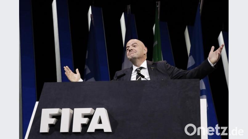 Gianni Infantino in seiner Lieblingspose. Bild: Alessandra Tarantino/dpa