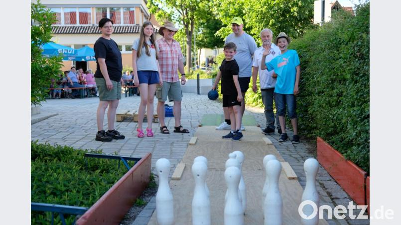 Als besondere Attraktion ist die Kinderkegelbahn beim Gartenfest des SKC Klosterkegler vom spielfreudigen Publikum stets umlagert. Im Gegensatz zu modernen Kegelbahnen müssen allerdings die Kegel nach jedem Schub wieder mühevoll gesammelt und aufgestellt werden. Bild: do