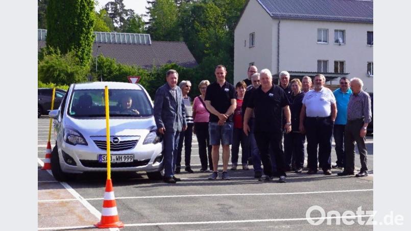 Über 20 Senioren beteiligten sich am Fahrtraining für Senioren ab 65 der Verkehrswacht. Der Vorsitzende der Verkehrswacht, Rudolf Leibl (vorne, Mitte), und das Vorstandsteam garantierten einen reibungsfreien Ablauf. Bild: weu