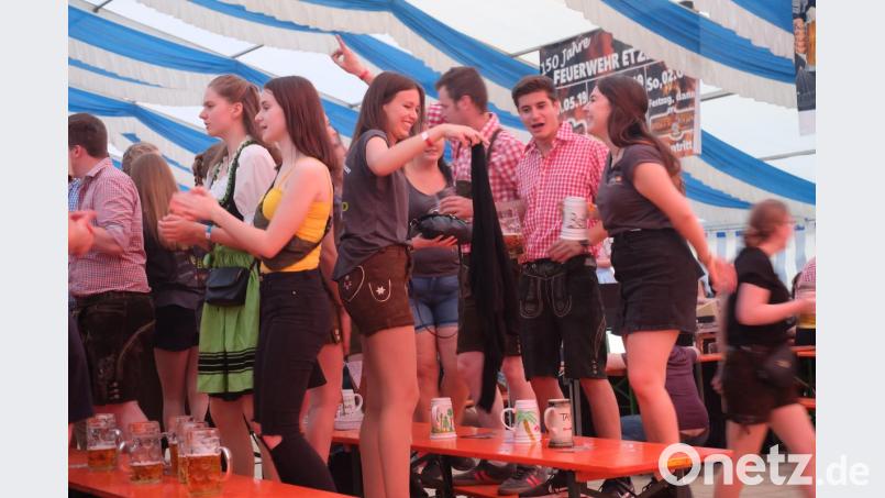 Die Stoapfälzer Spitzbuam und die Bayern 3 Band waren für die FFW Etzenricht Garanten für ein volles Festzelt und einen gelungenen Auftakt für das 150 Jubiläum der Feuerwehr. Bild: wlr