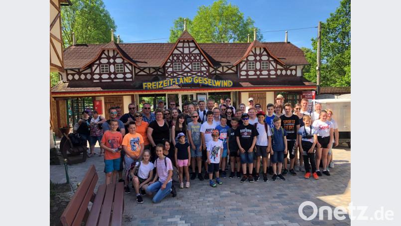 Das Team der Spielvereinigung Wiesau und Falkenberg im Freizeitpark in Geiselwind. Bild: exb