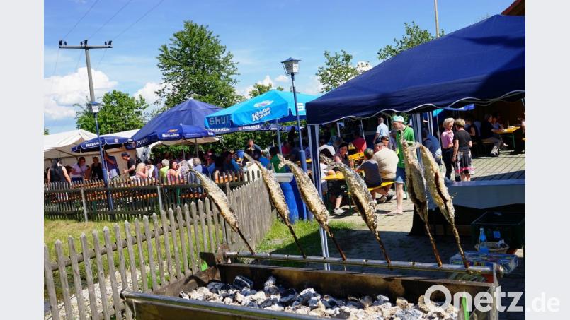 Steckerlfisch war wieder einer der Renner beim Backofenfest in Hermannsreuth. Bild: soj