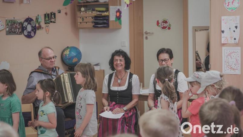Die &quot;Zupfer-Moidln&quot; Waltraud Neubauer-Zupfer und Renate Zupfer-Vilas singen zusammen mit den Kindern der Kita St. Joseph. Gerhard Reber begleitet sie mit der Steirischen. Bild: Lukas Meister