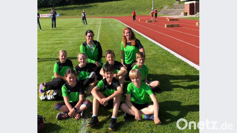 Hochzufrieden ist Trainerin Renate Ziegler (hinten, rechts) mit dem U-12-Team der DJK Leichtathletik. Beim Wettbewerb in Vohenstrauß holen die Mädchen und Jungen den ersten Platz. Bild: bgm