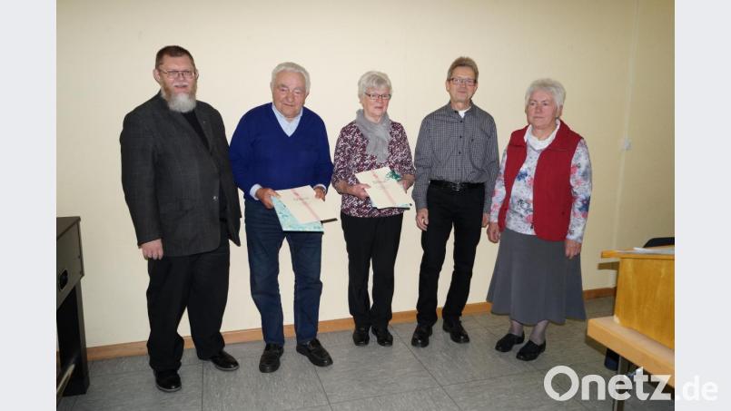 Mit der Urkunde des Bundesverbandes der KAB wurden Albert Robel (Zweiter von links) für 60 Jahre und Maria Neumann (Mitte) für 40 Treue geehrt. Es gratulierten Pfarrer Robert Ploß (links), Ortsvorsitzender Reinfried Sußmann und Ortsvorsitzende Margarete Schulda. Bild: fppö