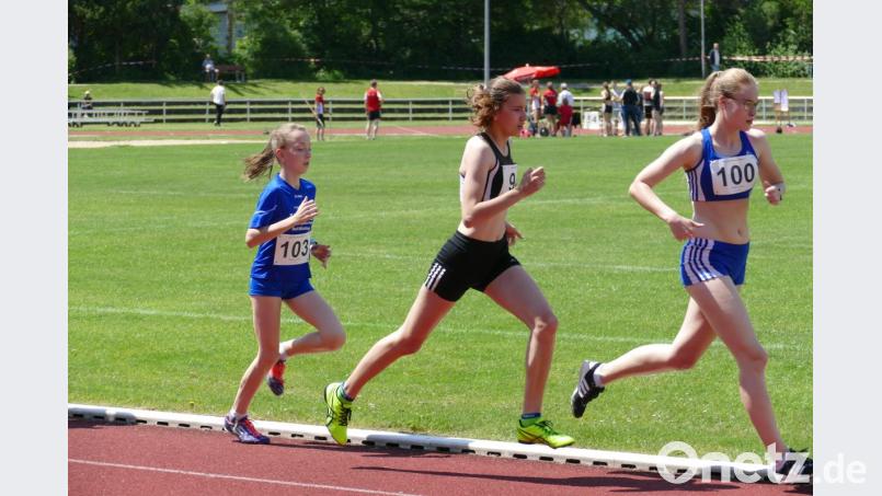 Lena Dickert (Mitte) vom TV 1861 Amberg ist im 800-Meter-Lauf der späteren Siegerin Sophia Fröhlich (rechts) vom TV Bad Kötzting dicht auf den Fersen. Bild: glg
