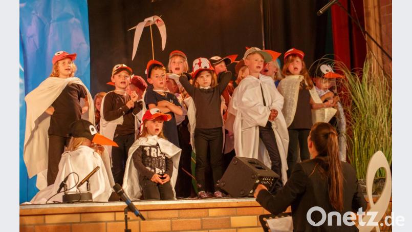 &quot;Der kleine Kerl vom anderen Stern&quot; landete mit der Sing- und Musikschule in der alten Schulturnhalle. Bild: sus