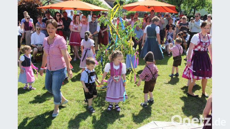 Noch mit Anleitung, aber es klappte schon ganz gut bei den Kirwakindern. Bild: ral