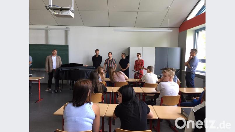 Realschuldirektor German Helgert (links) freute sich, zum Workshops „Journalismus in Zeiten von Fake News“ Sebastian Beck, Anna Günther, Silke Zimmermann, Jörg Hundsdorfer und Sascha Müller (von rechts) begrüßen zu können. Bild: jzk