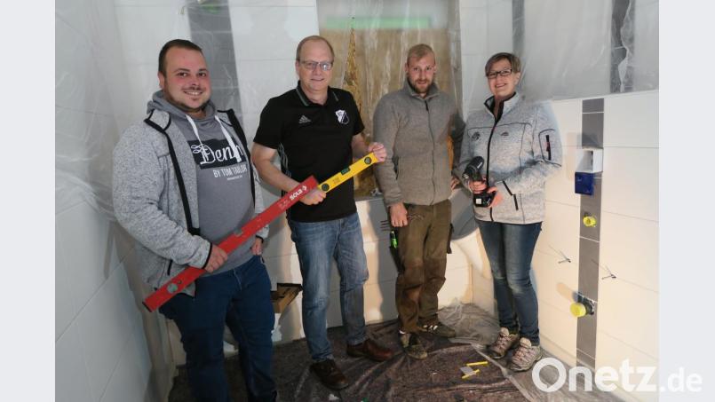 Abteilungsleiter Markus Graßmann, Vorsitzender Reinhard Berger (von links) und Jugendleiterin Marion Trautner (rechts) packen an der Baustelle mit an, wenn der Handwerker kommt. Der SC Weinberg saniert sein Sportheim. Bild: Hirsch