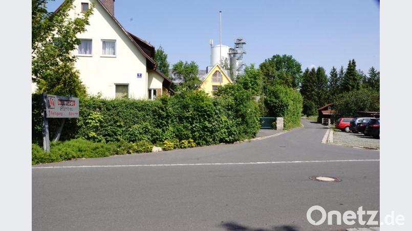 Die Wilhelm-Markgraf-Straße soll teilweise aufgelassen werden und das Firmengelände Markgraf mit dem Gewerbegebiet verbinden. Zwei Grundstücken würden dadurch ihrer Zufahrt beraubt, wird in der Stellungnahme eines Bürgers vorgetragen. "Diese Darstellung ist unrichtig", lautet die Feststellung in der Abwägung. Bild: bkr