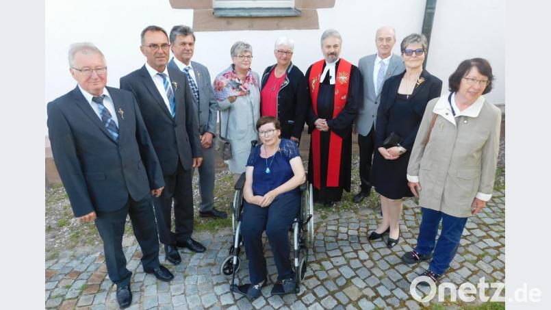 Die Speichersdorfer Männer und Frauen kommen nach 50 Jahren nach Wirbenz, um gemeinsam ihre Jubelkonfirmation zu feiern. Bild: hai