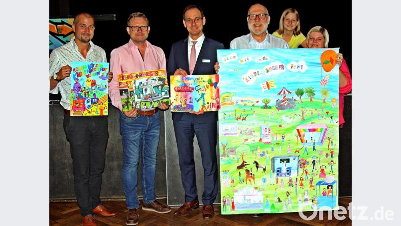 Kunterbunte Kinderbürgerfest-Plakate: Florian Vogel zeigt das Siegerbild, Christoph Rolf den zweiten Platz, Robert Stahl das dritten Bild sowie Ewald Zenger, Nina Vogel und Kathi Glaser das Werk der Elly-Heuss-Schulklasse. Bild: R. Kreuzer