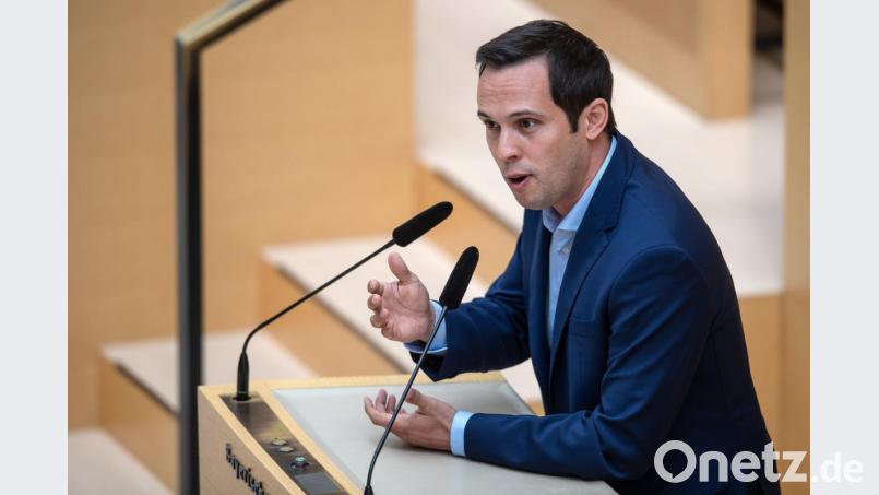 Martin Hagen, Vorsitzender der FDP-Landtagsfraktion, spricht im bayerischen Landtag. Themen der Sitzung sind unter anderem die Lockerung der Ladenschlusszeiten. Bild: Sina Schuldt/dpa